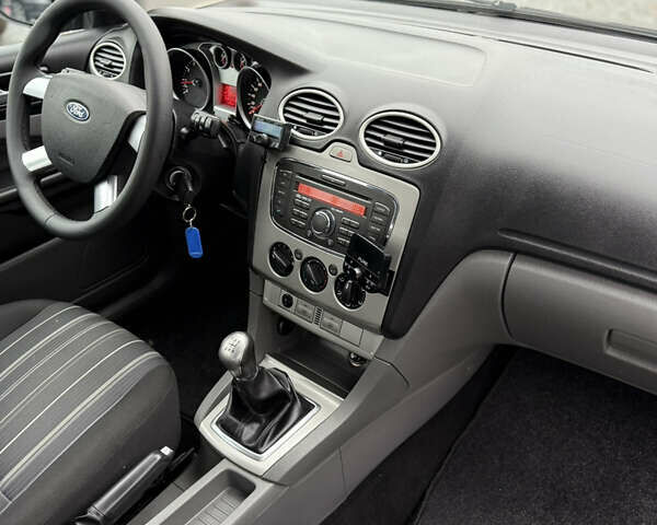 Черный Форд Фокус, объемом двигателя 1.6 л и пробегом 195 тыс. км за 5700 $, фото 90 на Automoto.ua