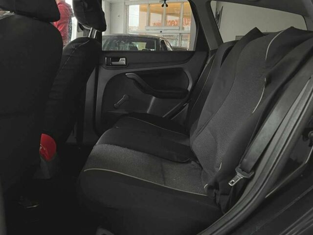 Черный Форд Фокус, объемом двигателя 1.8 л и пробегом 239 тыс. км за 6300 $, фото 12 на Automoto.ua