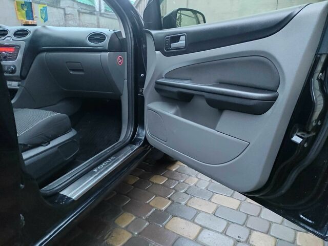 Черный Форд Фокус, объемом двигателя 1.6 л и пробегом 300 тыс. км за 5700 $, фото 6 на Automoto.ua