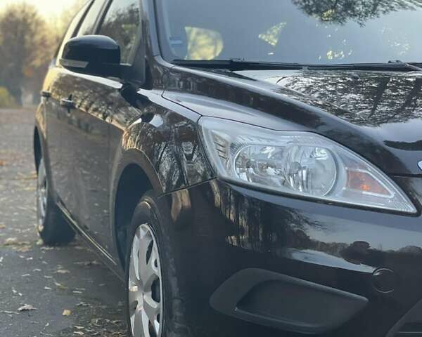 Черный Форд Фокус, объемом двигателя 1.6 л и пробегом 210 тыс. км за 6000 $, фото 1 на Automoto.ua