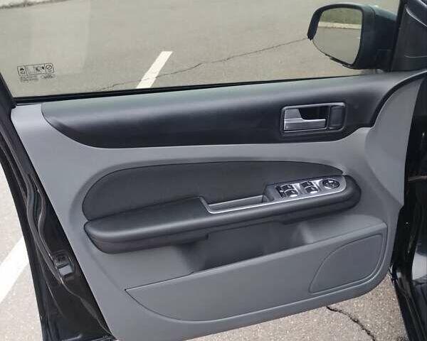 Черный Форд Фокус, объемом двигателя 1.6 л и пробегом 282 тыс. км за 5300 $, фото 6 на Automoto.ua