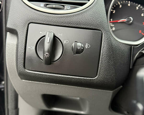 Черный Форд Фокус, объемом двигателя 1.6 л и пробегом 195 тыс. км за 5700 $, фото 112 на Automoto.ua