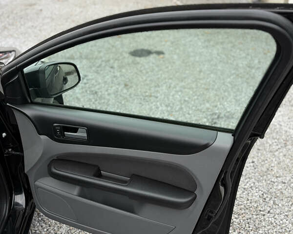 Черный Форд Фокус, объемом двигателя 1.6 л и пробегом 195 тыс. км за 5700 $, фото 87 на Automoto.ua