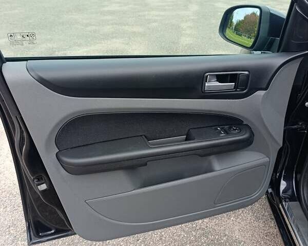 Черный Форд Фокус, объемом двигателя 1.8 л и пробегом 170 тыс. км за 6400 $, фото 15 на Automoto.ua