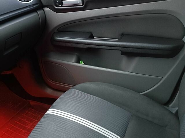 Черный Форд Фокус, объемом двигателя 1.6 л и пробегом 223 тыс. км за 5100 $, фото 13 на Automoto.ua