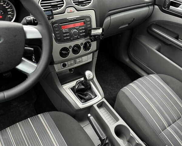 Черный Форд Фокус, объемом двигателя 1.6 л и пробегом 195 тыс. км за 5700 $, фото 101 на Automoto.ua