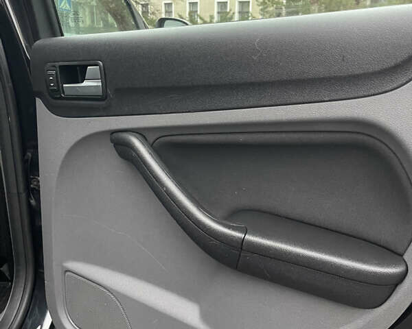 Черный Форд Фокус, объемом двигателя 1.6 л и пробегом 242 тыс. км за 6150 $, фото 13 на Automoto.ua