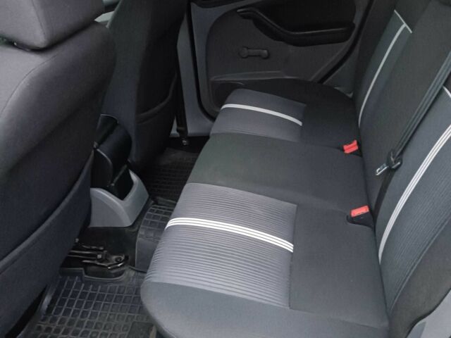 Черный Форд Фокус, объемом двигателя 1.6 л и пробегом 223 тыс. км за 5100 $, фото 10 на Automoto.ua