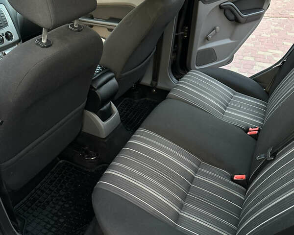 Черный Форд Фокус, объемом двигателя 1.6 л и пробегом 292 тыс. км за 5300 $, фото 7 на Automoto.ua