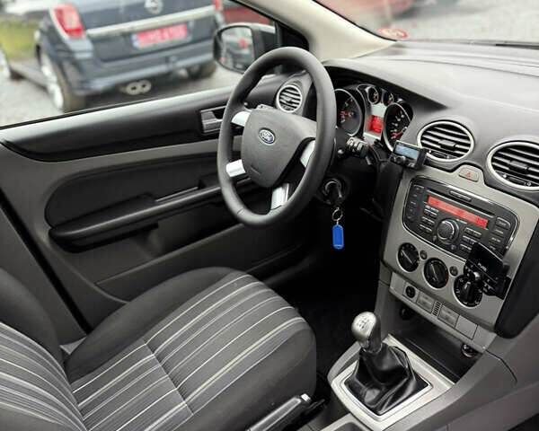 Черный Форд Фокус, объемом двигателя 1.6 л и пробегом 195 тыс. км за 5700 $, фото 89 на Automoto.ua