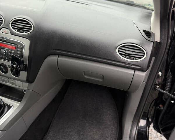 Черный Форд Фокус, объемом двигателя 1.6 л и пробегом 195 тыс. км за 5700 $, фото 91 на Automoto.ua