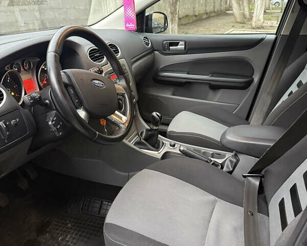 Черный Форд Фокус, объемом двигателя 1.6 л и пробегом 210 тыс. км за 6500 $, фото 5 на Automoto.ua