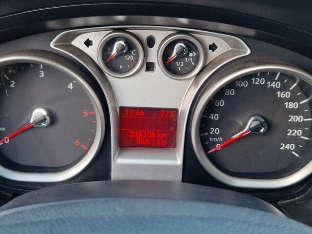 Черный Форд Фокус, объемом двигателя 1.6 л и пробегом 320 тыс. км за 4850 $, фото 7 на Automoto.ua