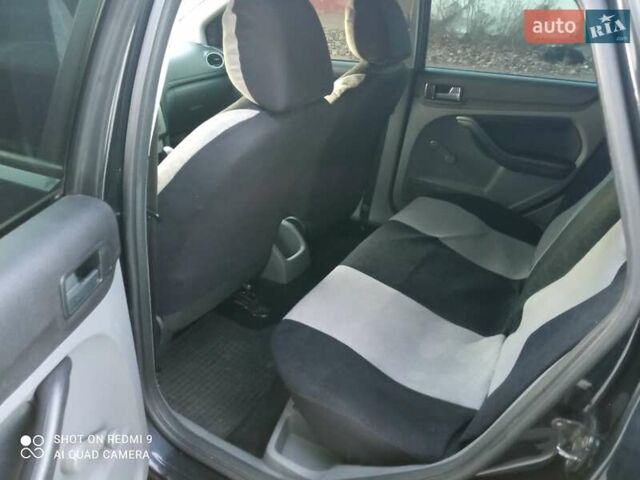 Черный Форд Фокус, объемом двигателя 1.6 л и пробегом 242 тыс. км за 5800 $, фото 5 на Automoto.ua