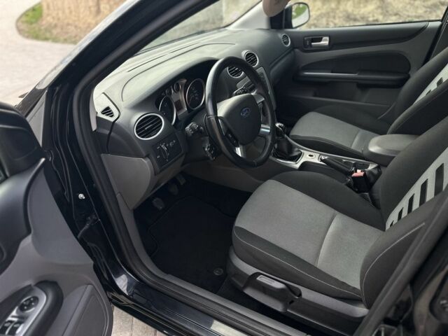 Черный Форд Фокус, объемом двигателя 1.6 л и пробегом 217 тыс. км за 5700 $, фото 7 на Automoto.ua