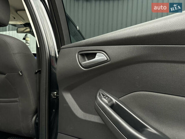 Черный Форд Фокус, объемом двигателя 1.6 л и пробегом 243 тыс. км за 7900 $, фото 103 на Automoto.ua