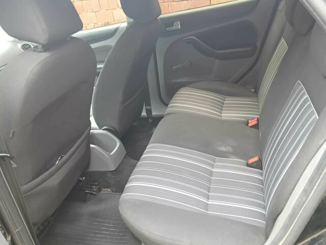 Черный Форд Фокус, объемом двигателя 1.6 л и пробегом 299 тыс. км за 5550 $, фото 5 на Automoto.ua