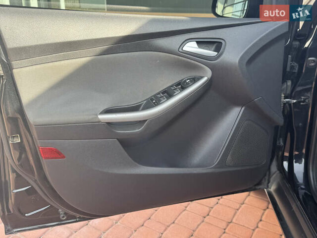 Черный Форд Фокус, объемом двигателя 1.6 л и пробегом 264 тыс. км за 6400 $, фото 11 на Automoto.ua