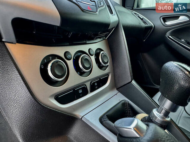 Черный Форд Фокус, объемом двигателя 1.6 л и пробегом 271 тыс. км за 8000 $, фото 11 на Automoto.ua