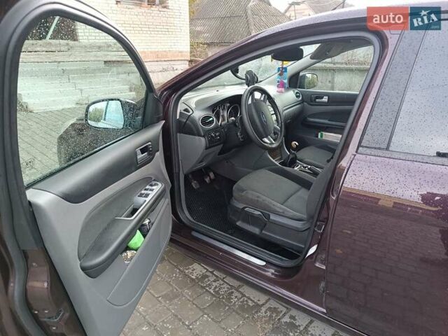 Фиолетовый Форд Фокус, объемом двигателя 1.6 л и пробегом 280 тыс. км за 5400 $, фото 4 на Automoto.ua