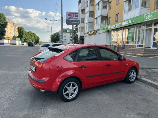 Красный Форд Фокус, объемом двигателя 1.4 л и пробегом 290 тыс. км за 3000 $, фото 2 на Automoto.ua