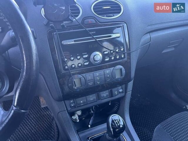 Красный Форд Фокус, объемом двигателя 2 л и пробегом 252 тыс. км за 4300 $, фото 3 на Automoto.ua