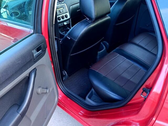 Красный Форд Фокус, объемом двигателя 1.6 л и пробегом 150 тыс. км за 4500 $, фото 4 на Automoto.ua