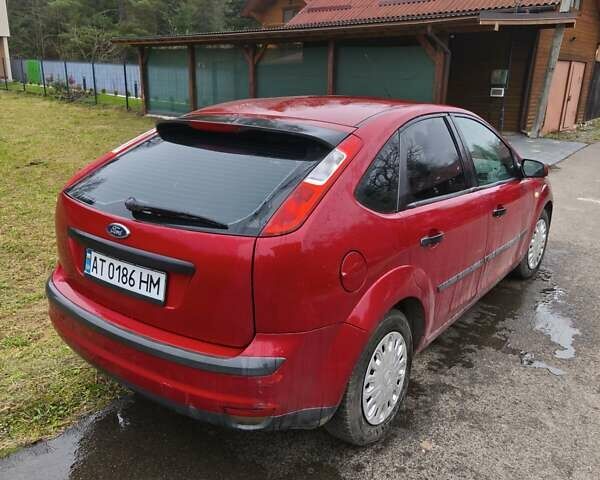 Красный Форд Фокус, объемом двигателя 1.6 л и пробегом 196 тыс. км за 3900 $, фото 2 на Automoto.ua
