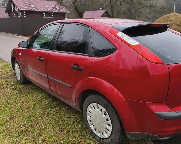 Красный Форд Фокус, объемом двигателя 1.6 л и пробегом 196 тыс. км за 3900 $, фото 3 на Automoto.ua