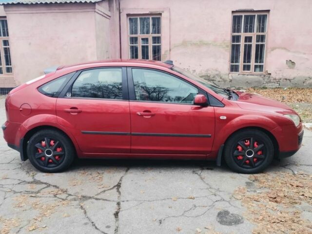 Красный Форд Фокус, объемом двигателя 1.6 л и пробегом 173 тыс. км за 4650 $, фото 2 на Automoto.ua