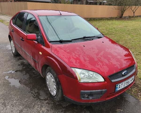 Красный Форд Фокус, объемом двигателя 1.6 л и пробегом 196 тыс. км за 3900 $, фото 1 на Automoto.ua