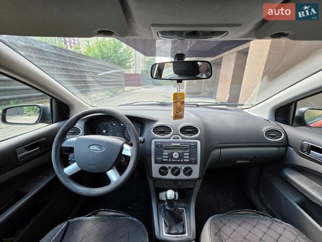 Красный Форд Фокус, объемом двигателя 1.6 л и пробегом 400 тыс. км за 3300 $, фото 9 на Automoto.ua