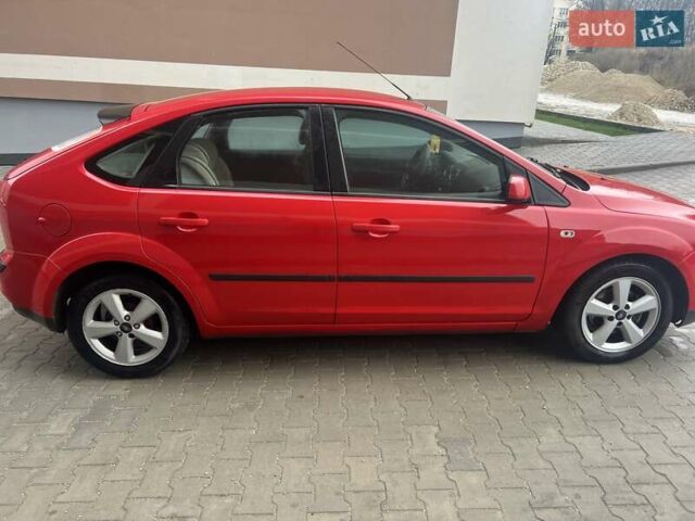 Красный Форд Фокус, объемом двигателя 1.6 л и пробегом 305 тыс. км за 4200 $, фото 1 на Automoto.ua