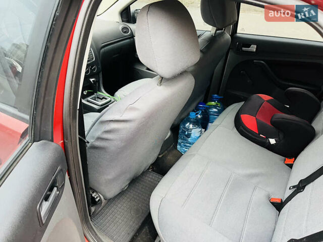 Красный Форд Фокус, объемом двигателя 1.6 л и пробегом 227 тыс. км за 5200 $, фото 3 на Automoto.ua