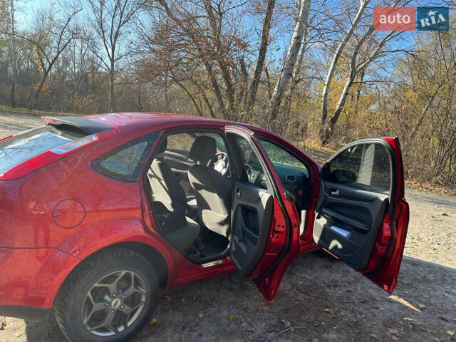 Червоний Форд Фокус, об'ємом двигуна 1.6 л та пробігом 205 тис. км за 5500 $, фото 4 на Automoto.ua