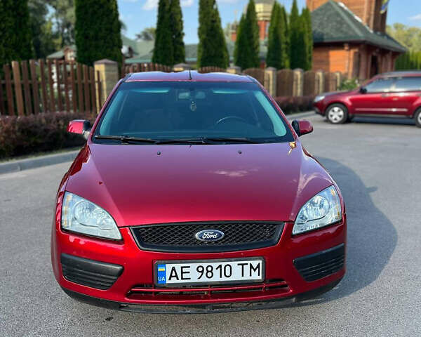 Червоний Форд Фокус, об'ємом двигуна 1.6 л та пробігом 205 тис. км за 5500 $, фото 1 на Automoto.ua