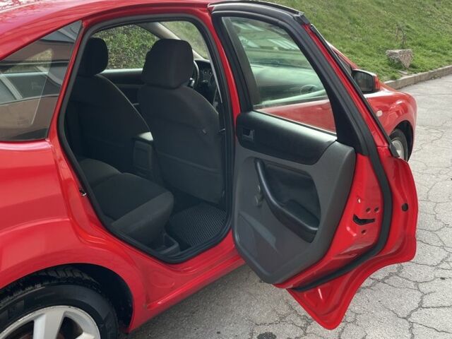 Красный Форд Фокус, объемом двигателя 1.6 л и пробегом 301 тыс. км за 4000 $, фото 6 на Automoto.ua