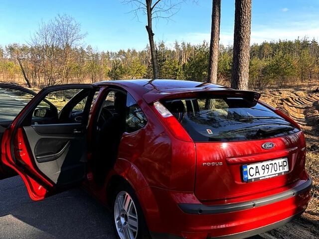 Красный Форд Фокус, объемом двигателя 1.8 л и пробегом 252 тыс. км за 6500 $, фото 5 на Automoto.ua