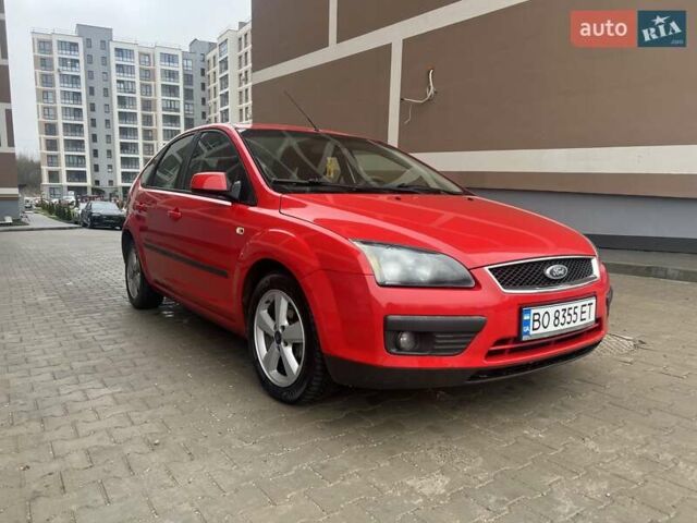 Красный Форд Фокус, объемом двигателя 1.6 л и пробегом 305 тыс. км за 4200 $, фото 3 на Automoto.ua