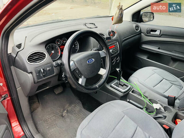 Красный Форд Фокус, объемом двигателя 1.6 л и пробегом 227 тыс. км за 5200 $, фото 2 на Automoto.ua