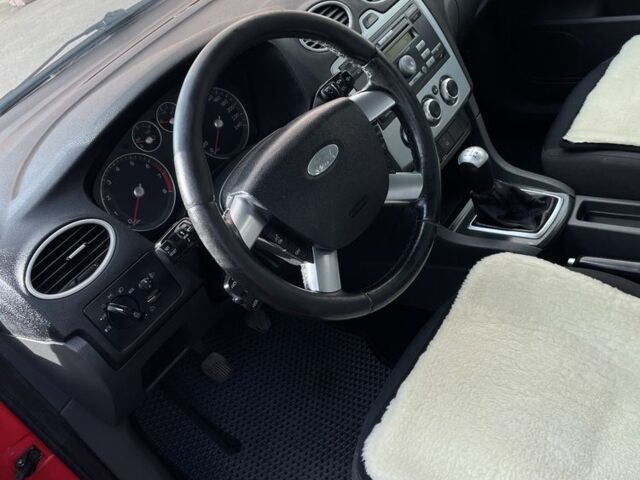 Красный Форд Фокус, объемом двигателя 1.6 л и пробегом 301 тыс. км за 4000 $, фото 5 на Automoto.ua