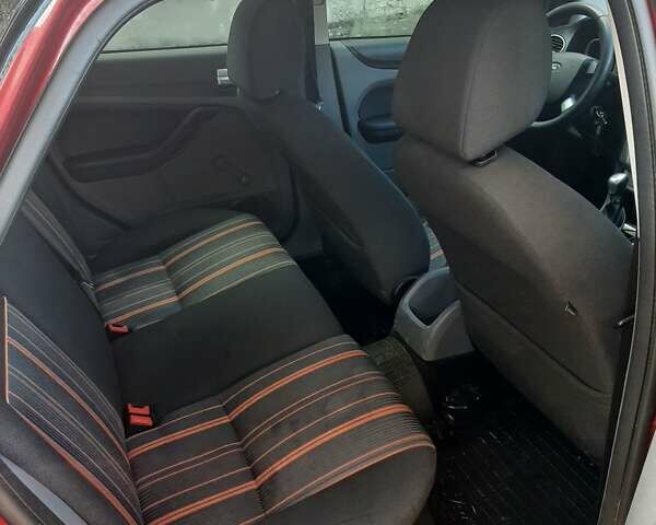 Красный Форд Фокус, объемом двигателя 1.6 л и пробегом 170 тыс. км за 4700 $, фото 3 на Automoto.ua