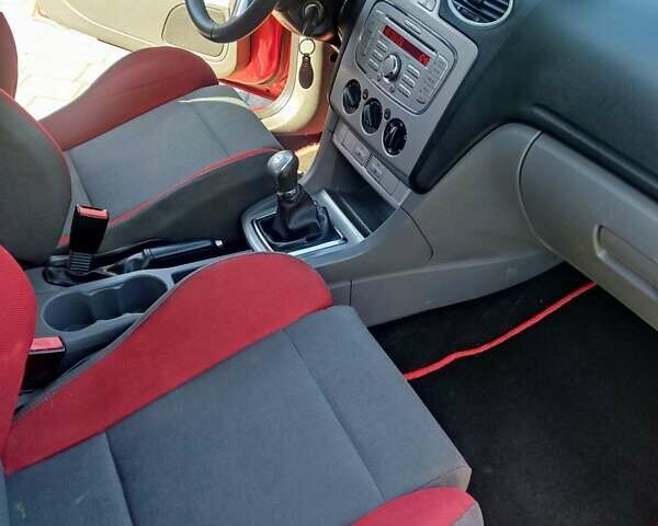 Красный Форд Фокус, объемом двигателя 1.6 л и пробегом 129 тыс. км за 7200 $, фото 36 на Automoto.ua