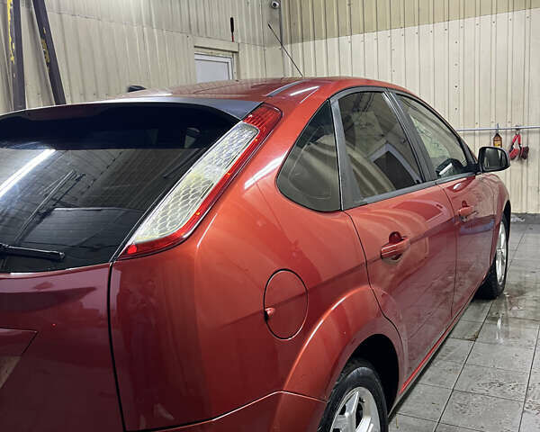 Красный Форд Фокус, объемом двигателя 1.6 л и пробегом 225 тыс. км за 6700 $, фото 4 на Automoto.ua