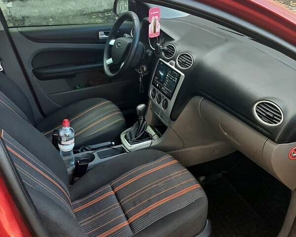 Красный Форд Фокус, объемом двигателя 1.6 л и пробегом 170 тыс. км за 4700 $, фото 6 на Automoto.ua