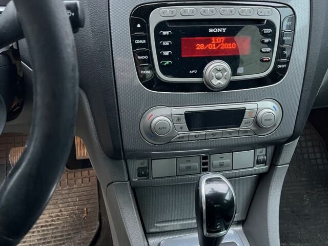 Красный Форд Фокус, объемом двигателя 2 л и пробегом 225 тыс. км за 3000 $, фото 6 на Automoto.ua