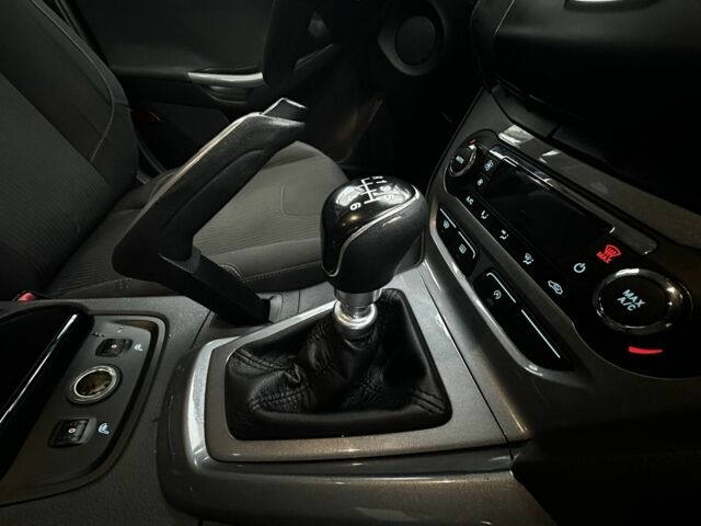 Красный Форд Фокус, объемом двигателя 1.6 л и пробегом 220 тыс. км за 7674 $, фото 6 на Automoto.ua