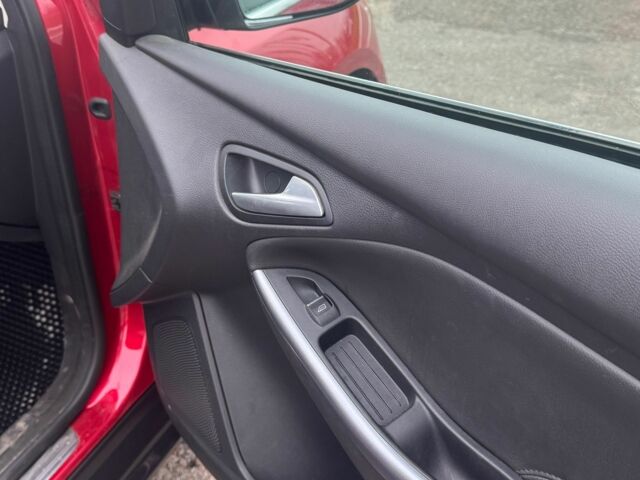 Червоний Форд Фокус, об'ємом двигуна 1.6 л та пробігом 231 тис. км за 6200 $, фото 10 на Automoto.ua