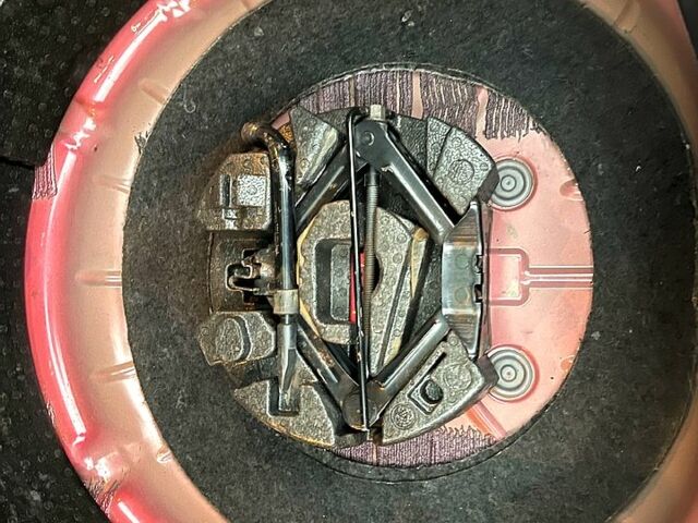 Красный Форд Фокус, объемом двигателя 2 л и пробегом 135 тыс. км за 8100 $, фото 10 на Automoto.ua