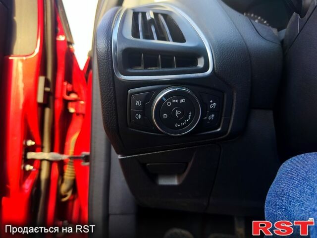 Красный Форд Фокус, объемом двигателя 1 л и пробегом 140 тыс. км за 7000 $, фото 4 на Automoto.ua